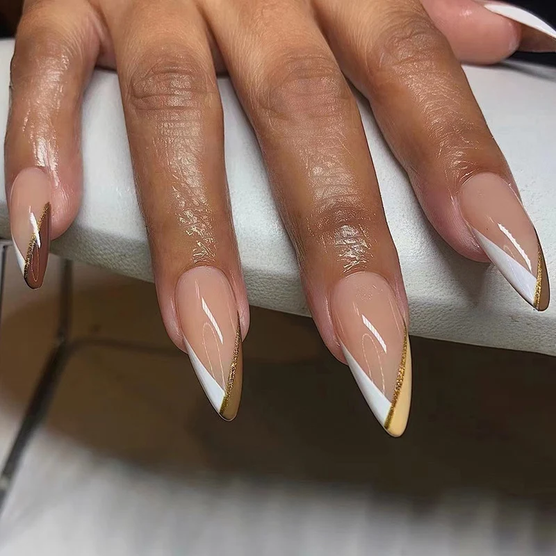Kunstvolle Nagelkunst im eleganten Stiletto-Design mit goldenen Akzenten Karnz