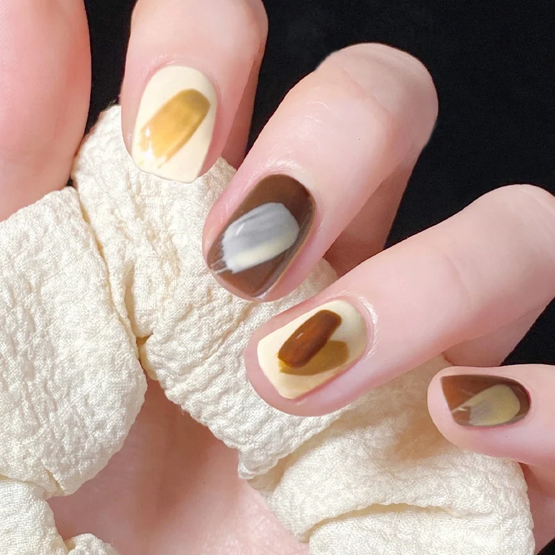 Kunstvolle Nagelkunst im eleganten Farbenspiel Karnz