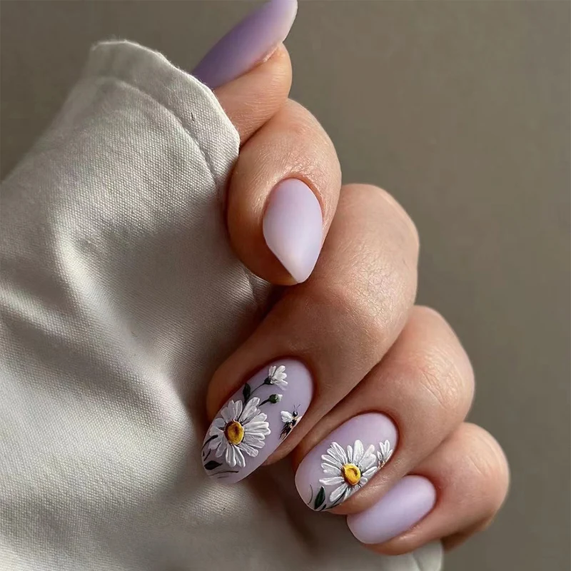 Kunstvolle Nagelgestaltung mit zarten Blumenelementen Karnz