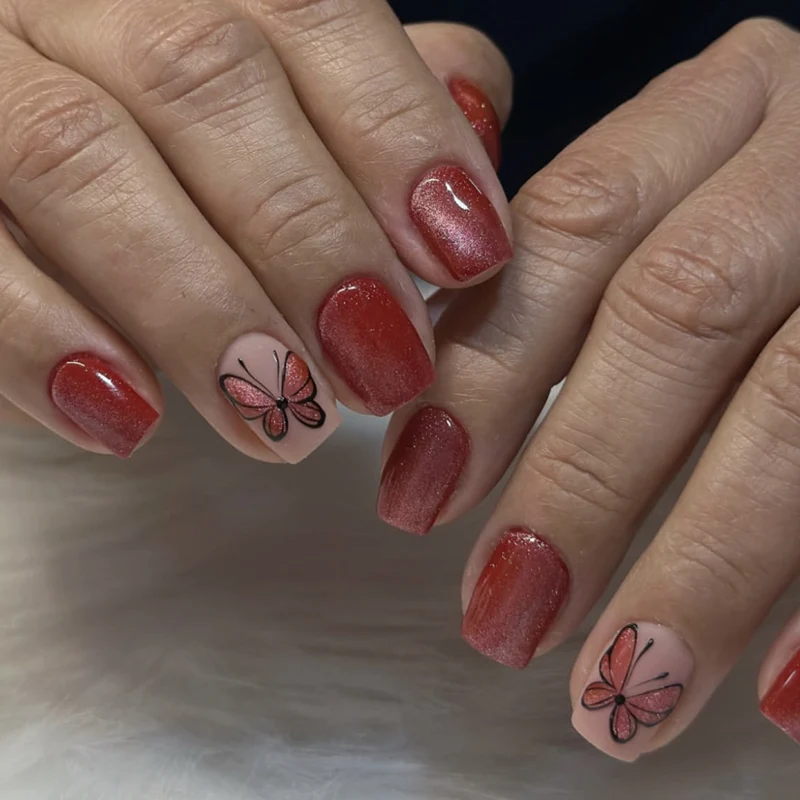 Kunstvolle Nagelgestaltung mit Schmetterlingsmotiven Karnz