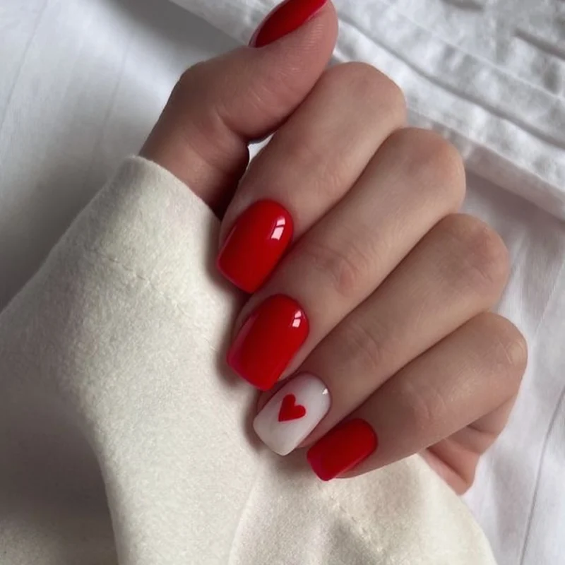 Kunstvolle Nagelgestaltung mit Herz-Design Karnz