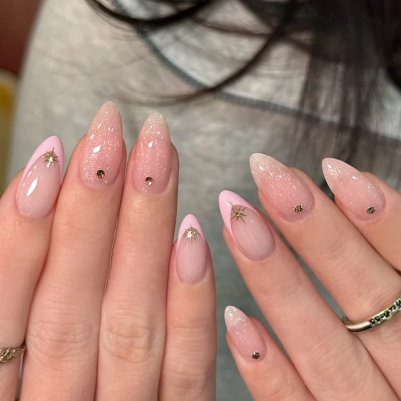 Kunstvolle Nagelgestaltung mit Glitzer- und Sternenakzenten Karnz