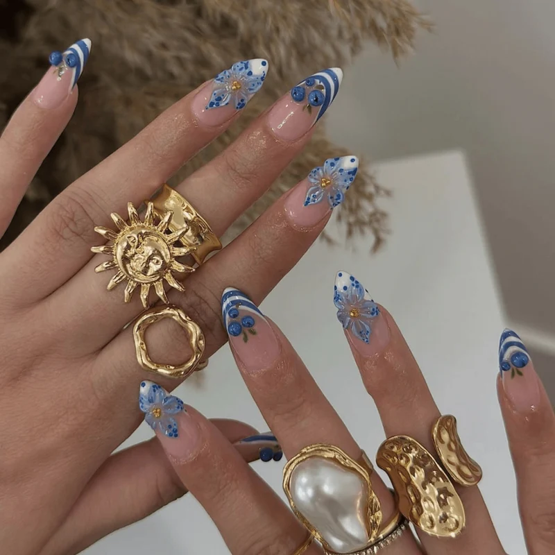 Kunstvolle Nagelgestaltung mit floralen und maritimen Elementen Karnz