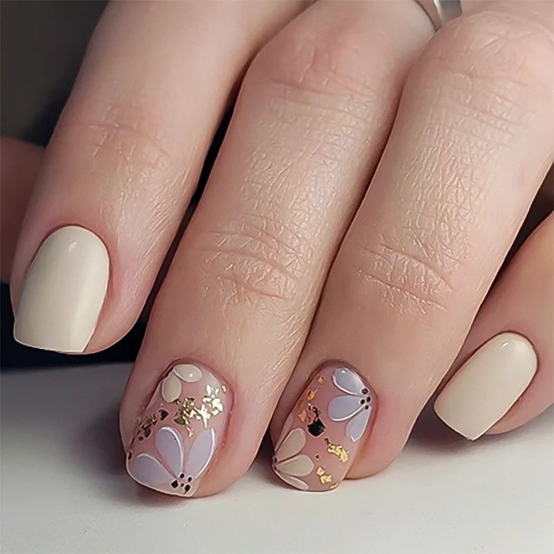 Kunstvolle Nagelgestaltung mit floralen Details Karnz