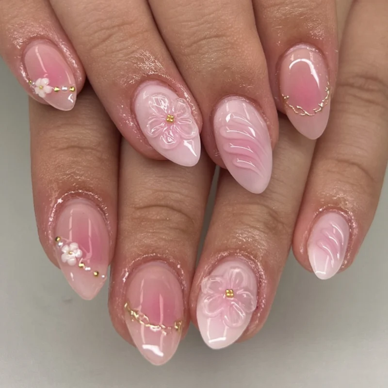 Kunstvolle Nagelgestaltung mit floralen Akzenten Karnz