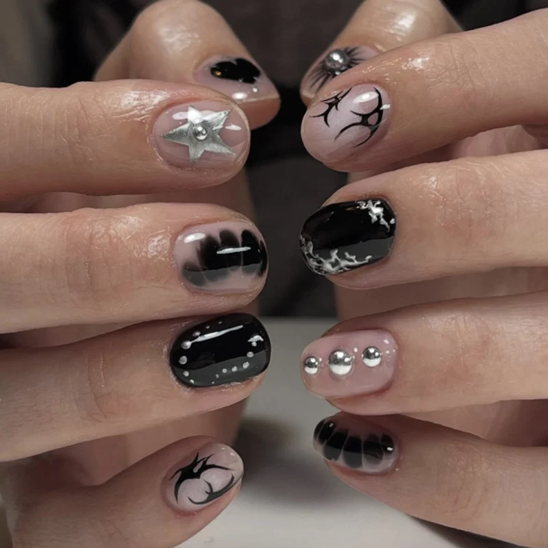 Kunstvolle Nagelgestaltung mit elegantem Schwarz-Weiß-Design Karnz