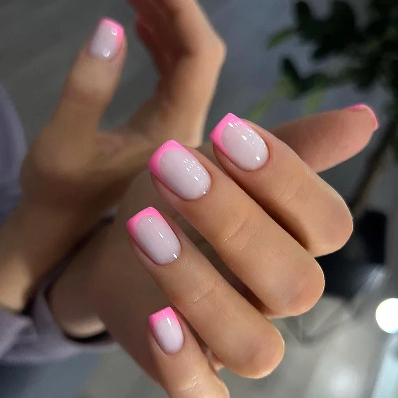 Kunstvolle Nagelgestaltung mit elegantem French-Tip und modernen Akzenten Karnz