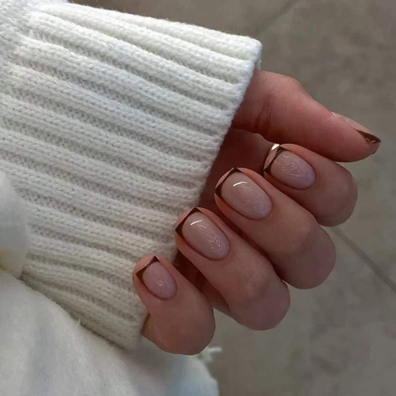 Kunstvolle Nagelgestaltung mit edlem French-Tip und Glanz Karnz