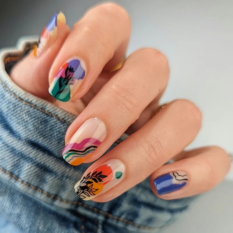 Kunstvolle Nagelgestaltung mit bunten Akzenten Karnz