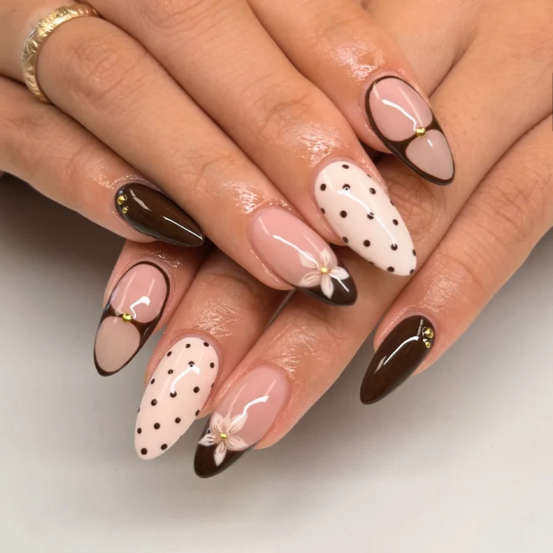 Kunstvolle Nagelgestaltung mit Blumen- und Punktmotiven Karnz