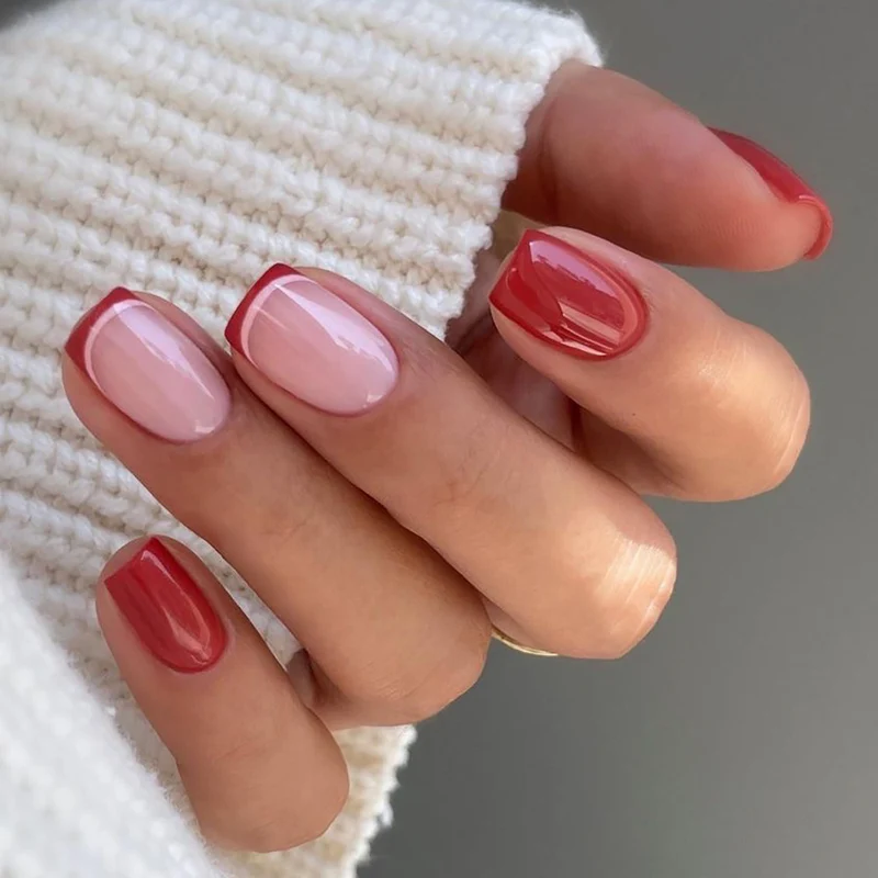 Kunstvolle Nagelgestaltung im modernen French-Tip Stil Karnz