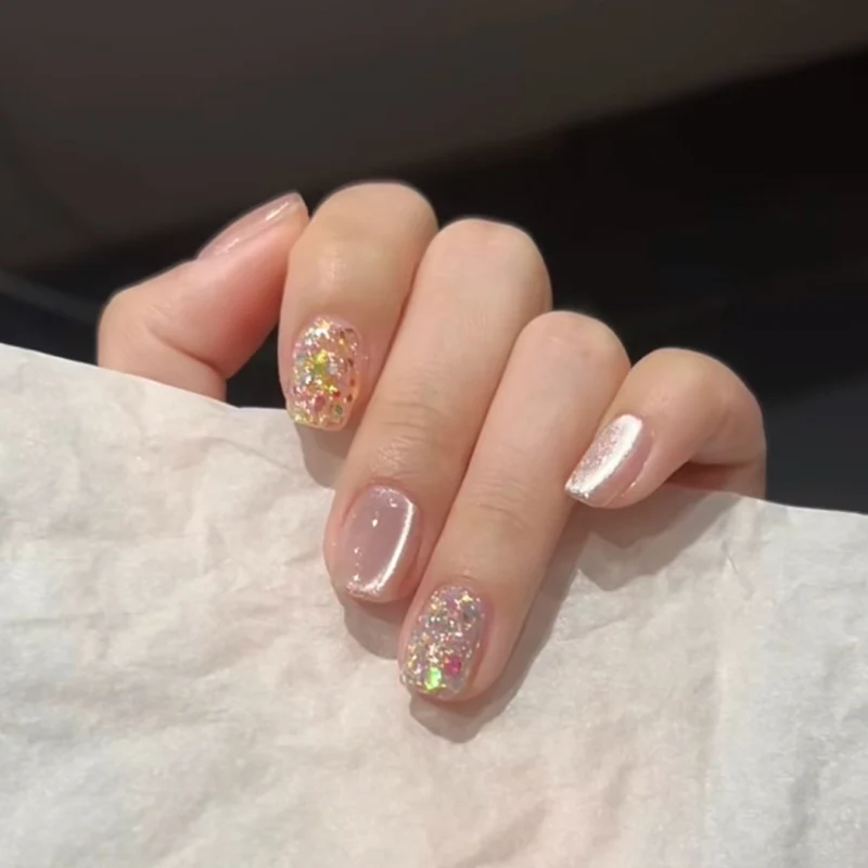Kunstvolle Nageldesigns mit Glitzerakzenten Karnz