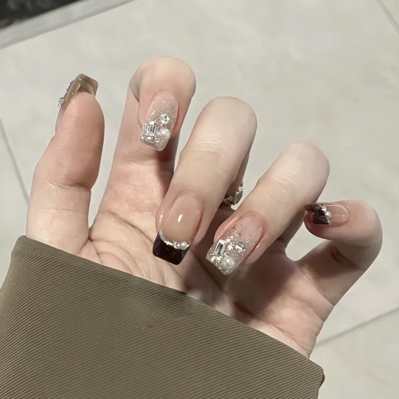 Kunstvolle Nageldesigns mit Glitzer- und Strassakzenten Karnz
