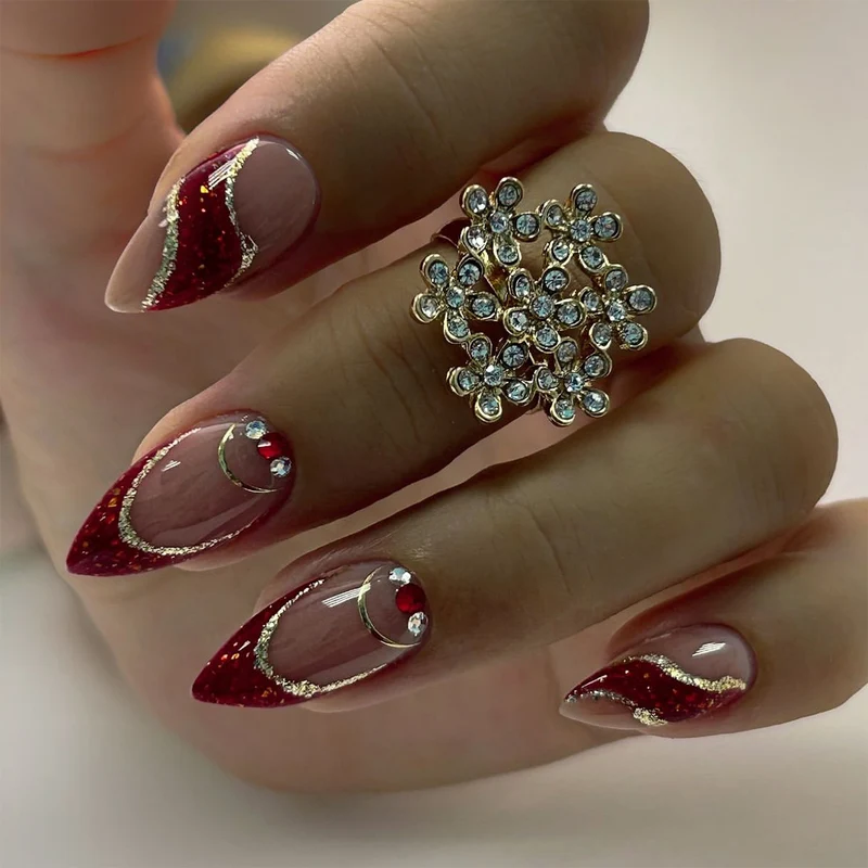 Kunstvolle Nageldesigns mit funkelnden Akzenten und Ombré-Effekten Karnz