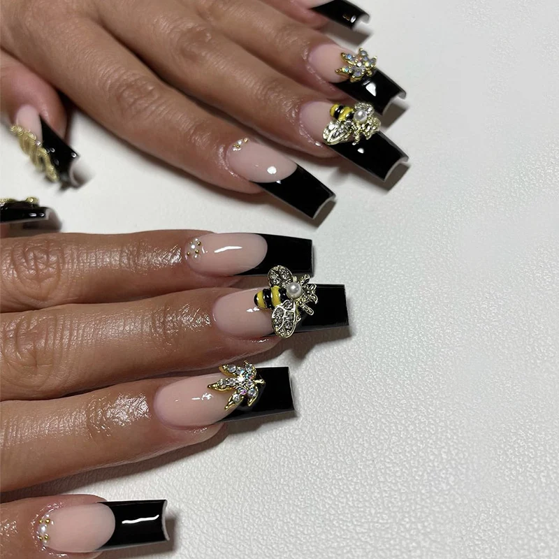 Kunstvolle Nageldesigns mit floralen und glamourösen Akzenten Karnz