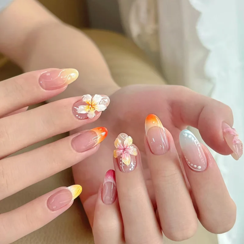 Kunstvolle Nageldesigns mit floralen Akzenten und sanften Farbverläufen Karnz