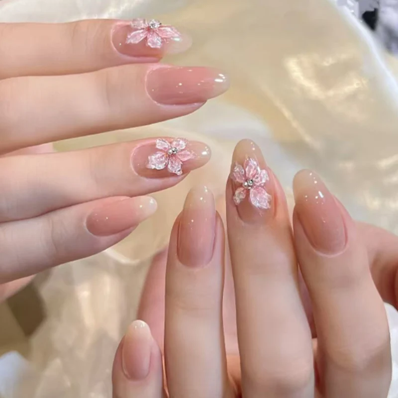 Kunstvolle Nageldesigns mit filigranen Blütenakzenten Karnz
