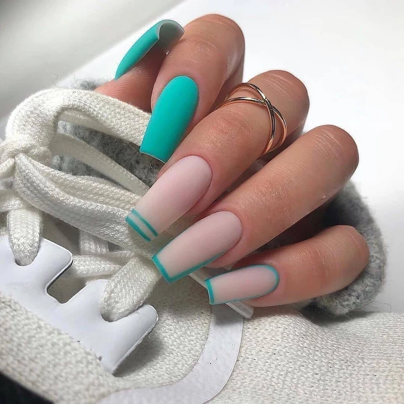 Kunstvolle Nageldesigns mit eleganten Akzenten und Farbverlauf Karnz