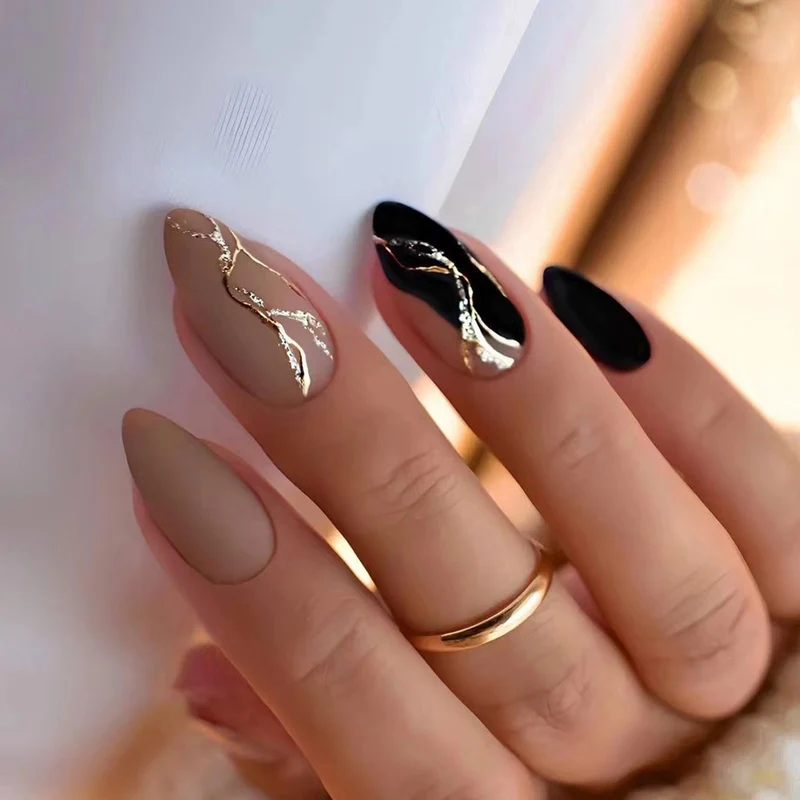 Kunstvolle Nageldesigns mit elegantem Goldakzent Karnz