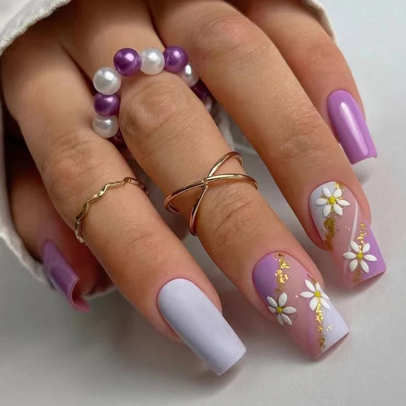 Kunstvolle Nageldesigns mit Blumenmotiv und Glitzerakzenten Karnz