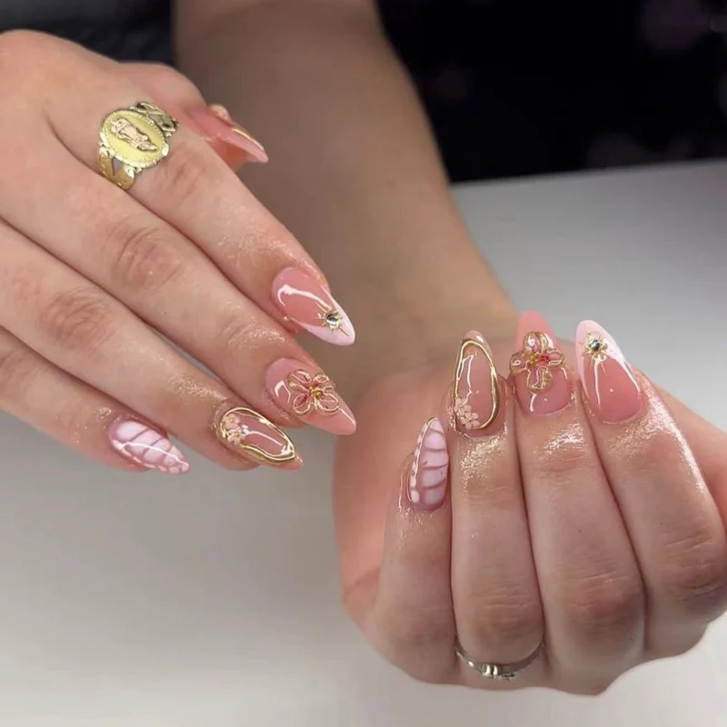 Kunstvolle Nageldesign mit Glitzer- und Blumenakzenten Karnz