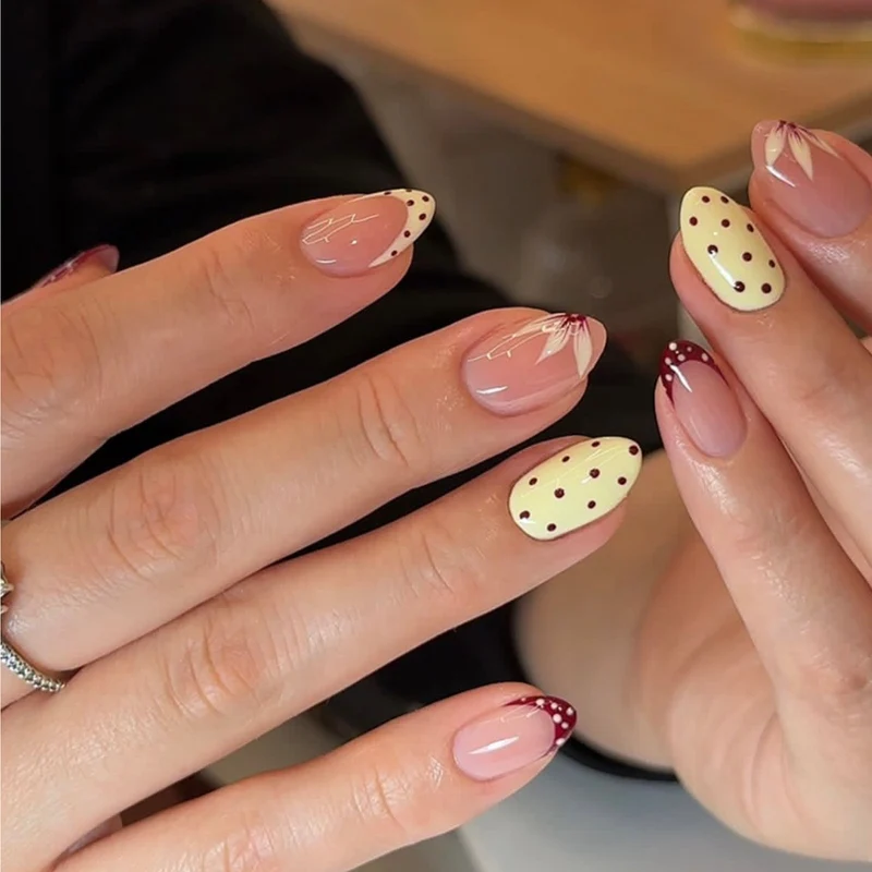 Kunstvolle Nageldesign mit einzigartigen Punkten und Blütenverzierungen Karnz