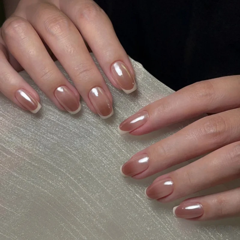 Kunstvolle Maniküre mit elegantem French-Tip Karnz