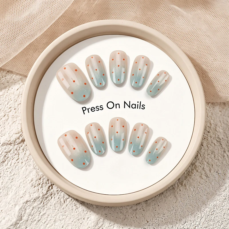 Dekorative Press-On-Nagelkunst mit Ombre-Design Karnz