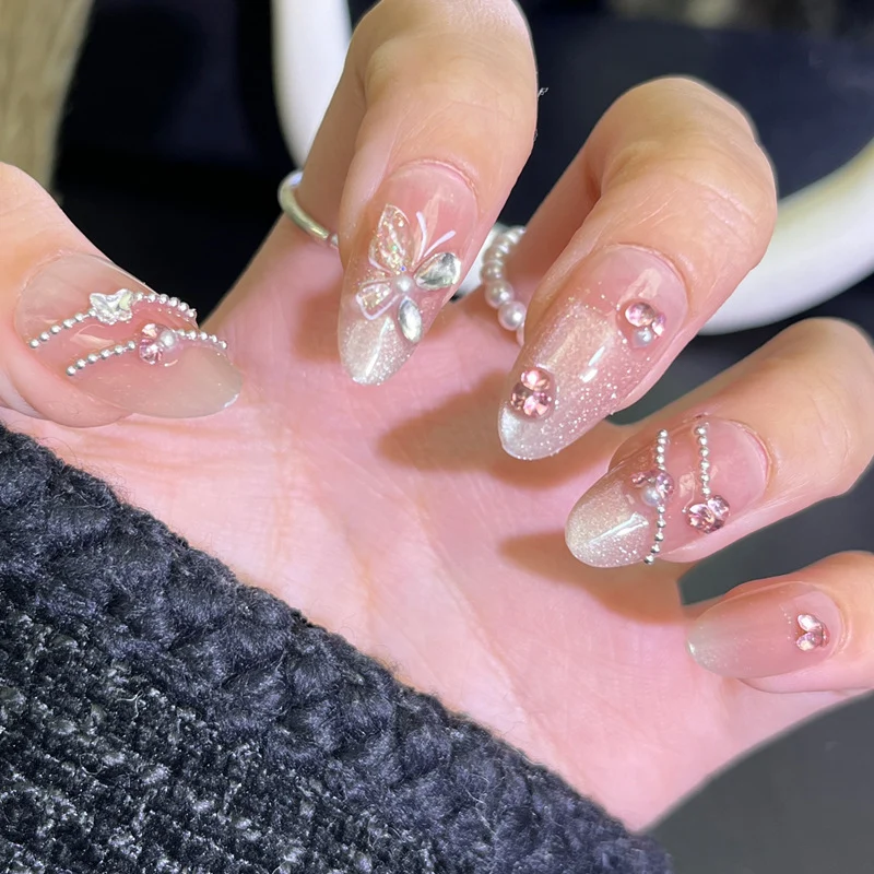 Dekorative Press-On-Nagelkunst mit glitzernden Elementen Karnz