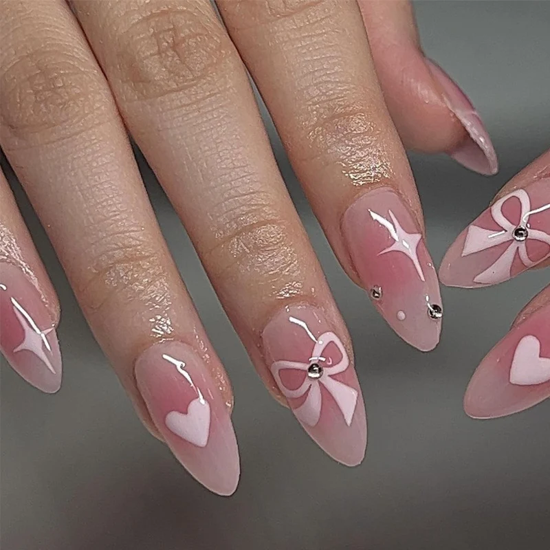 Dekoratives Press-On Nagelkunst-Set mit Herz- und Schleifenmotiven Karnz
