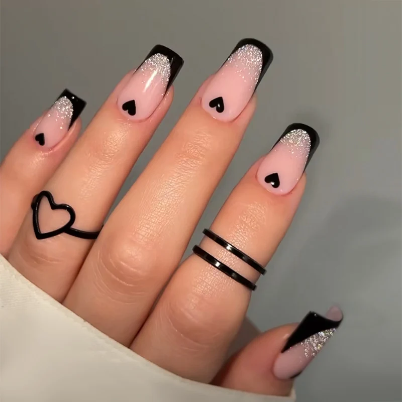 Dekoratives Press-On Nagelkunst-Set mit Glitzer und Herz-Akzenten Karnz