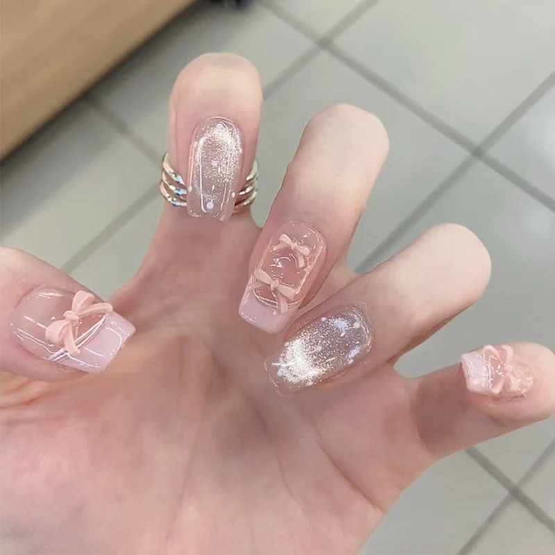 Dekoratives Press-On Nagelkunst-Set mit charmanten Blumen- und Schleifenakzenten Karnz