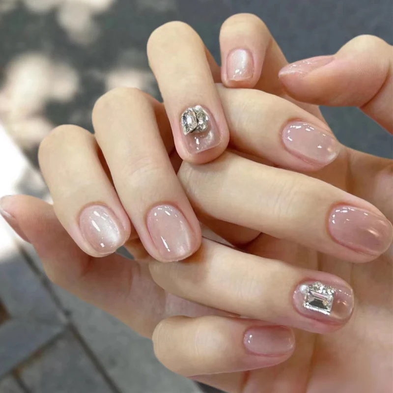 Dekoratives Nail Art Press-On Set mit Strassakzenten Karnz