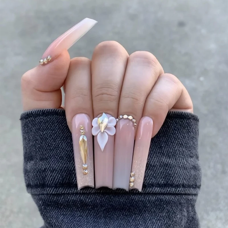 Dekorative Lange Stiletto Press-On Nägel mit Floralen und Edelstein Akzenten Karnz
