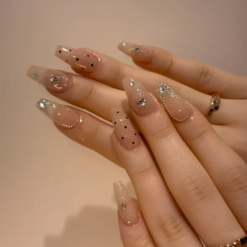 Dekorative Lange Stiletto Press-On Nagelkunst mit Rhinestone Akzenten Karnz