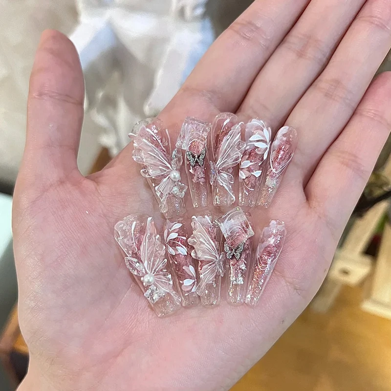 Dekorative Acryl Press-On Nagelspitzen mit eleganten Blumenakzenten Karnz