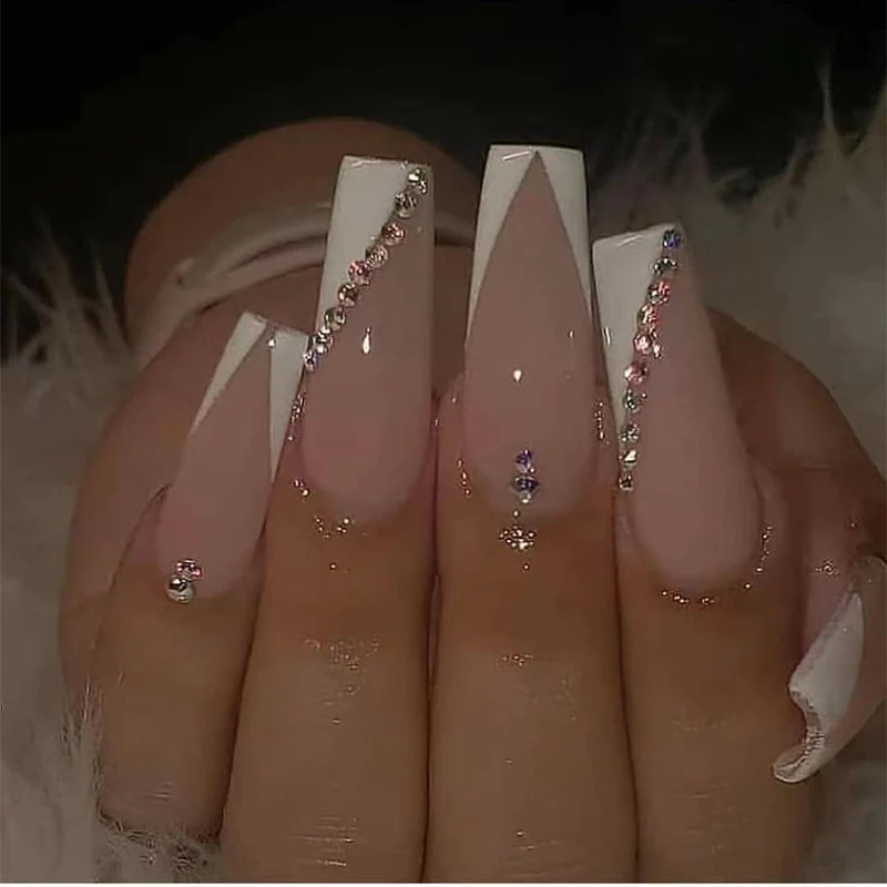 Künstlerische Stiletto Press-On Nägel mit Strassakzenten Karnz