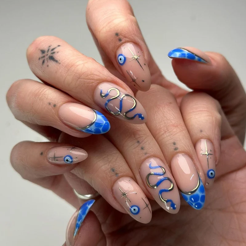 Künstlerische Stiletto Press-On Nägel mit dekorativen blauen Elementen Karnz