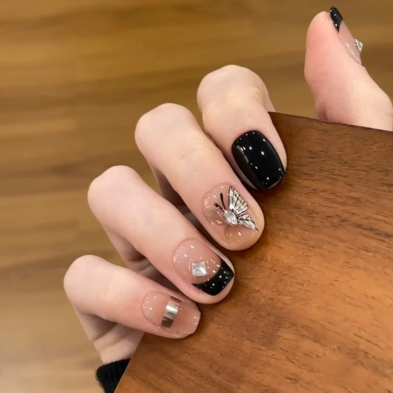 Künstlerisches Stiletto Press-On Nagelset mit Schmetterlingsverzierungen Karnz