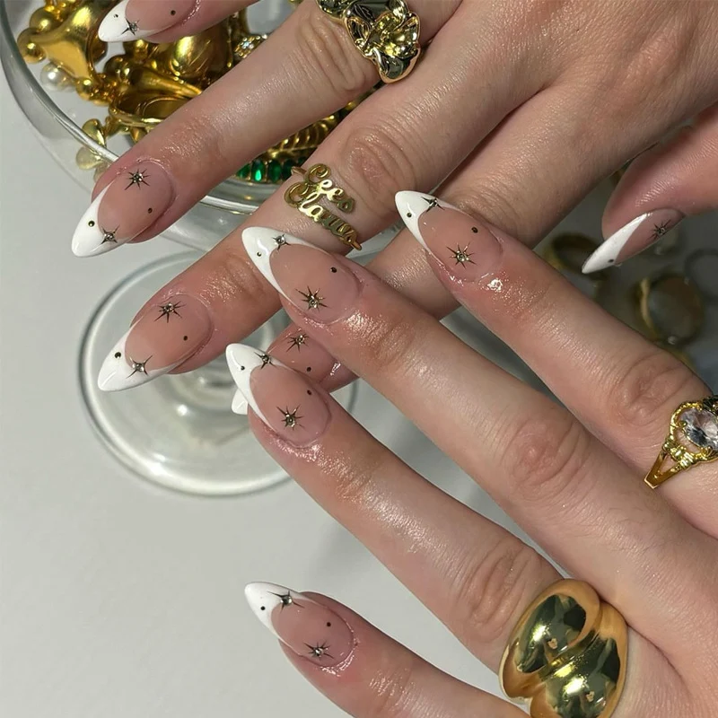 Künstlerische Stiletto Press-On Nagelkunst mit Stern- und Ombre-Design Karnz