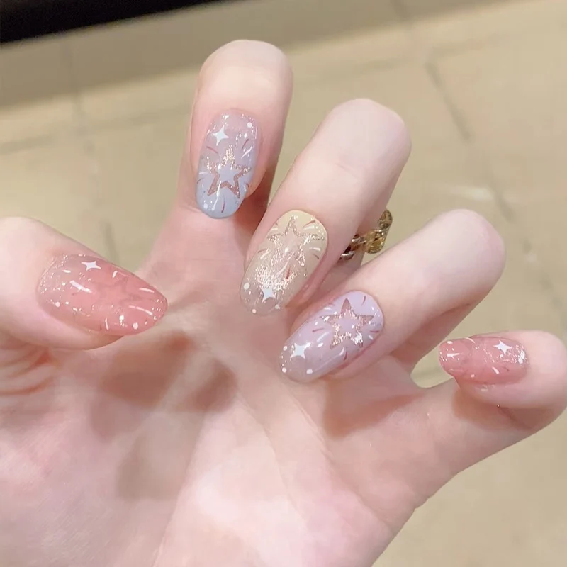 Künstlerische Sternen Nagelkunst Karnz