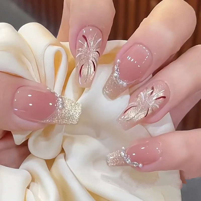 Künstlerische Funkel-Nagelspitzen mit floralem Design Karnz