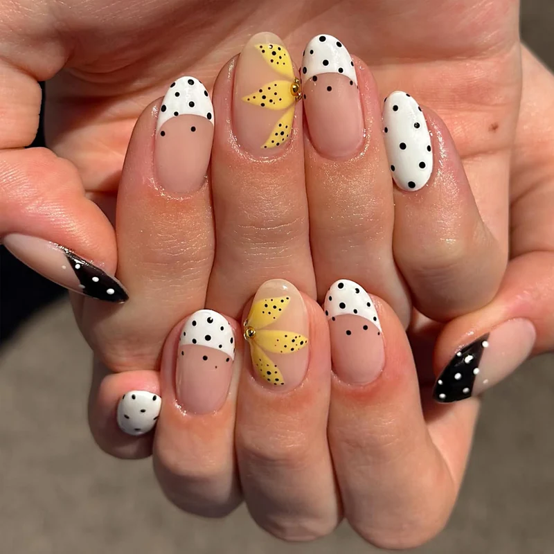 Künstlerische Press-On Nägel mit Blumen- und Punkte-Designs Karnz