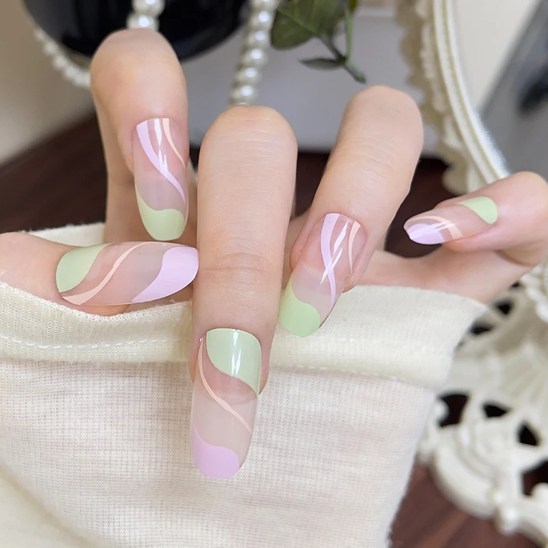 Künstlerisches Press-On-Nagelset mit gewelltem Design Karnz