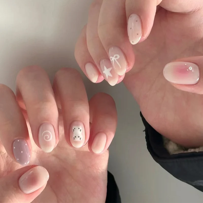 Künstlerisches Press-On Nagelset mit einzigartigen Dekorationselementen Karnz