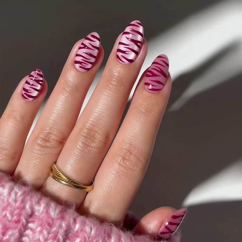 Künstlerisches Press-On Nagelset mit stilvollen Zebramustern Karnz