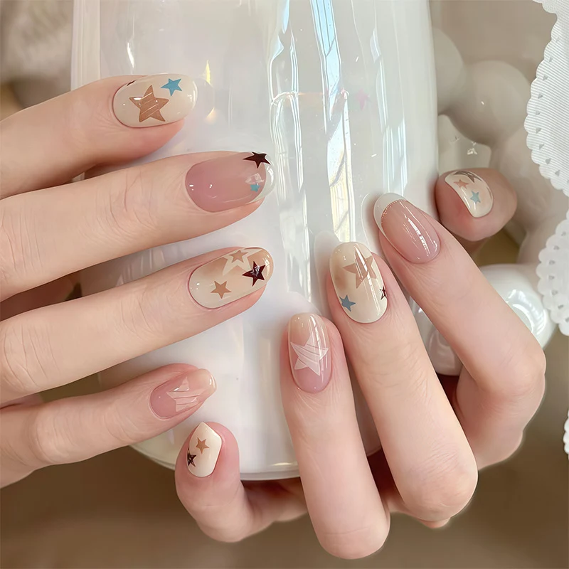 Künstlerisches Press-on-Nagelset mit Sternmustern Karnz