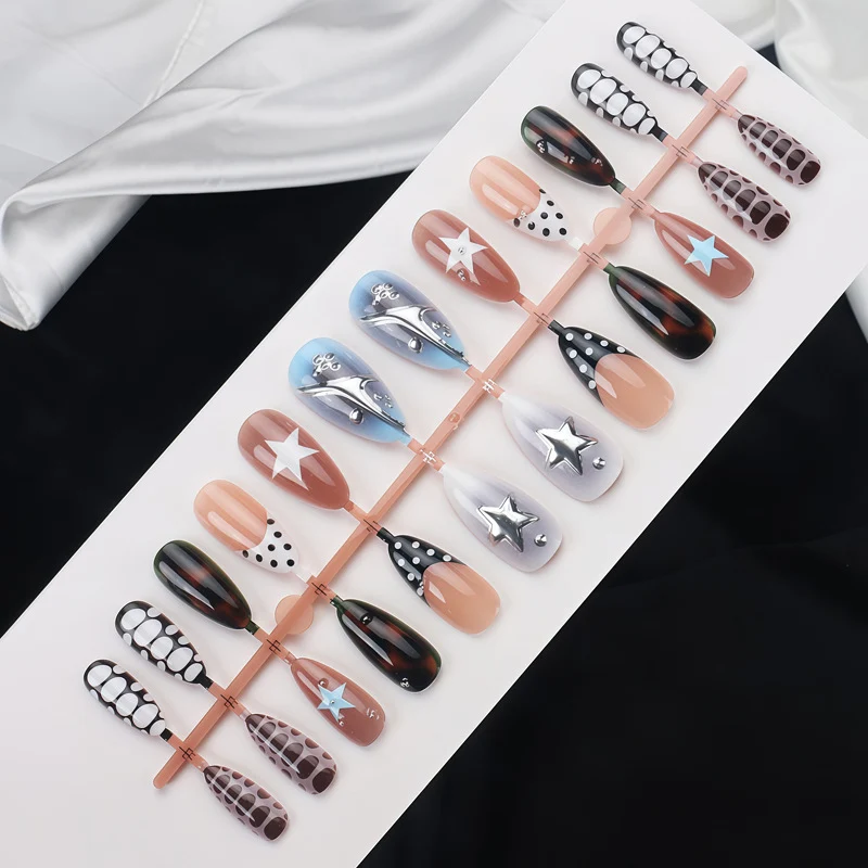 Künstlerisches Press-On-Nagel-Set mit Stern- und geometrischen Designs Karnz