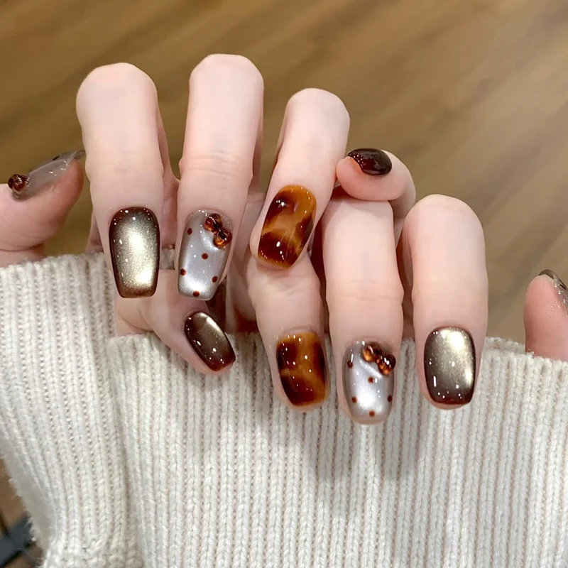 Künstlerisches glänzendes Press-On Nail Set mit Verzierungen Karnz