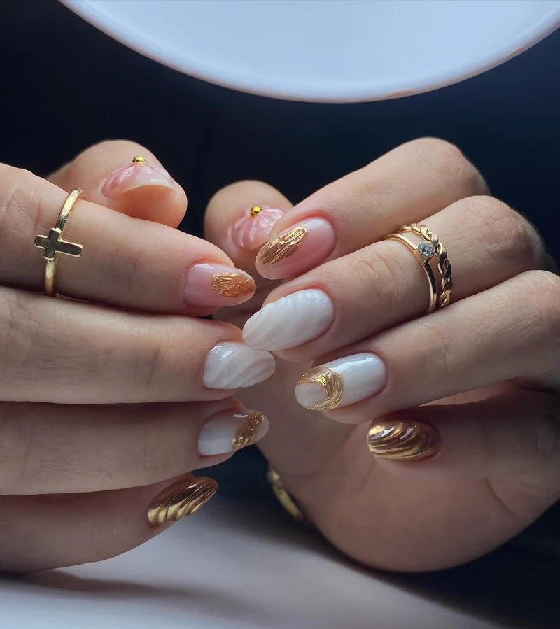 Künstlerisches Gel Press-On Nagelset mit goldenen Blattelementen Karnz